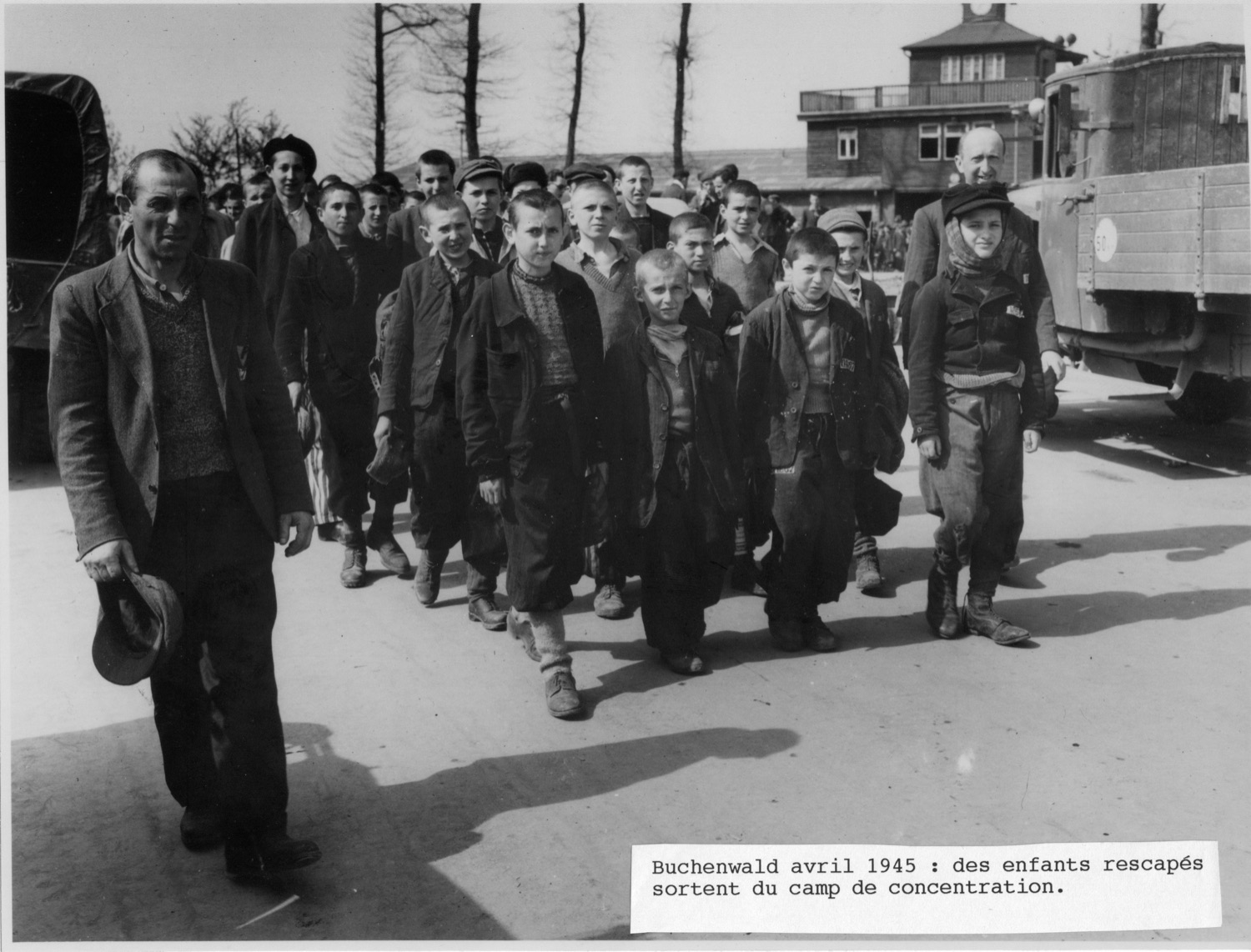 Des enfants rescapés sortent du camp